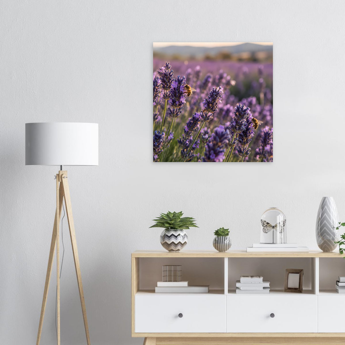 Poster mit violetten Lavendelblüten auf waldigem Feld, quadratisch gerahmt