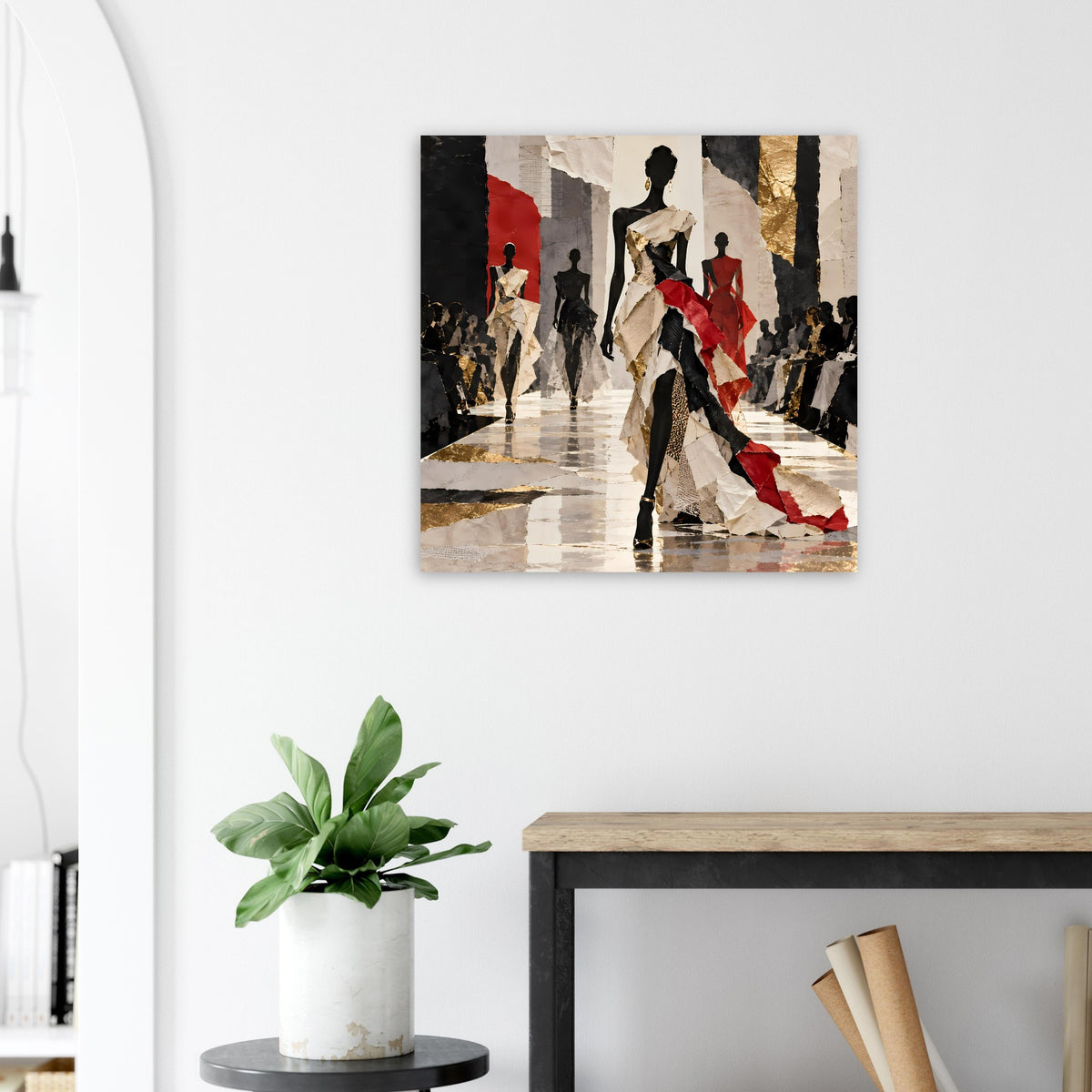 Gerahmtes Mode-Runway-Kunstposter mit Laufstegszene und roten Akzenten in Schwarz und Gold