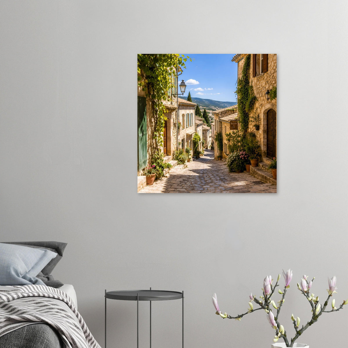 Wandposter mit mediterraner Gasse zwischen Steinhäusern, Himmel mit Wolken