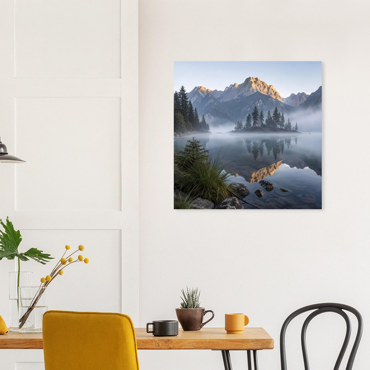 Quadratisches Poster mit ruhigem Bergsee, Fichtenwald und Gipfelspiegelung im Morgennebel