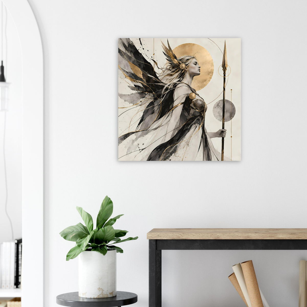 Quadratisches Kunstposter mit geflügelter Frau, goldfarbener Scheibe und schwarzen Flügeln