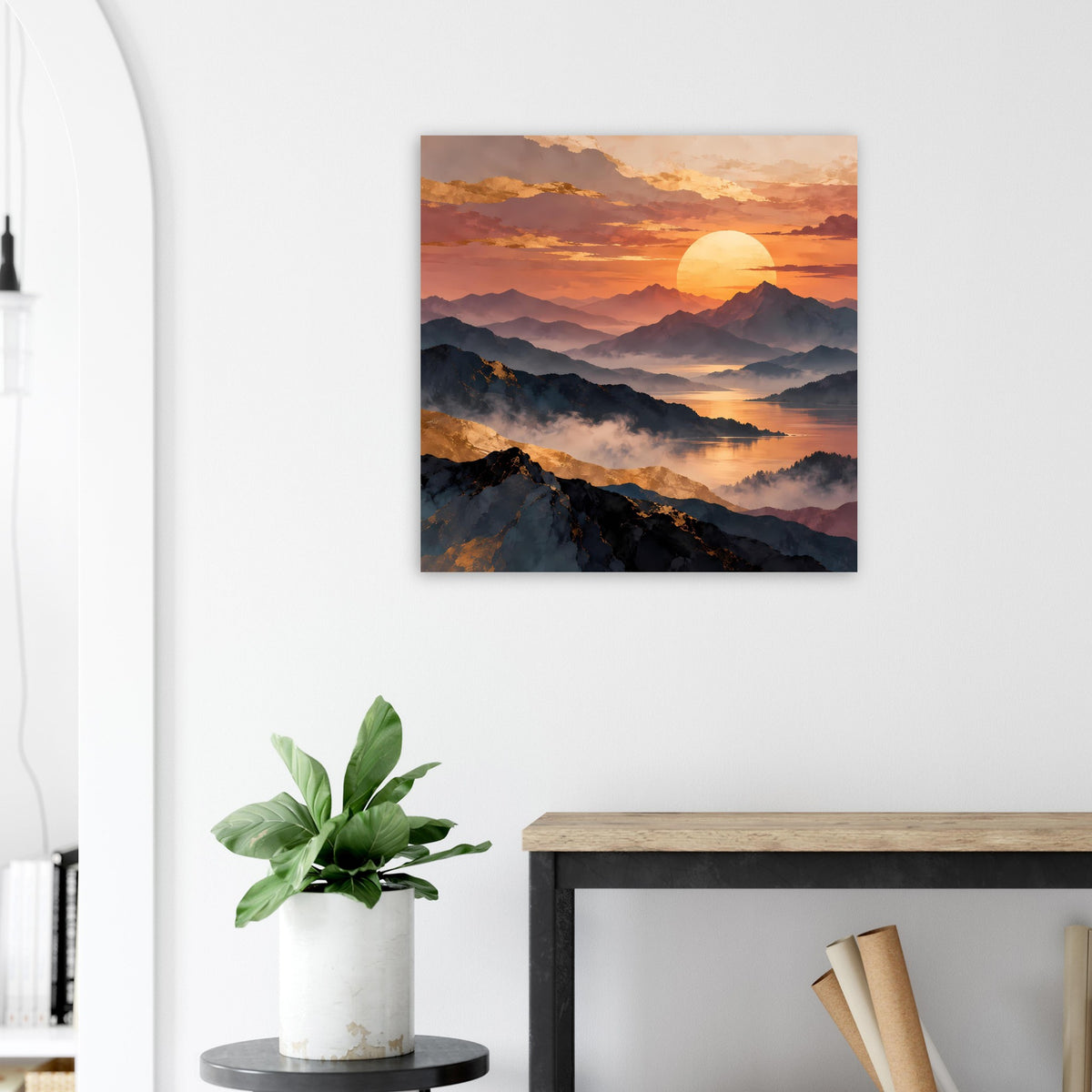 Quadratisches Poster mit goldrotem Himmel, Bergen und Sonne über einer Nebel-Ebene.
