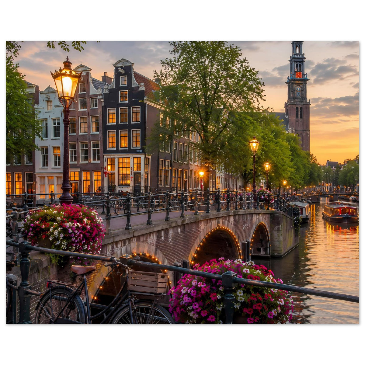Poster mit Amsterdamer Kanal bei Abendlicht, Brücke, Laternen, Fahrräder und Blumen am Ufer