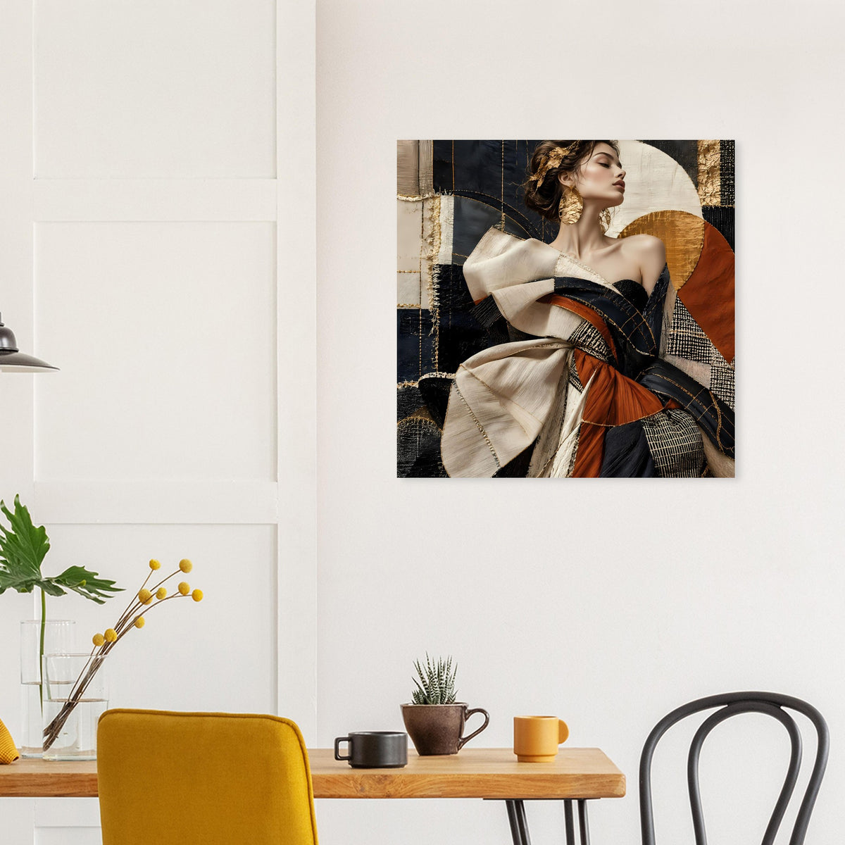 Quadratisches Wandposter mit abstrakter Göttin, Frau im Profil, Drapierung in Creme, Schwarz und Gold.