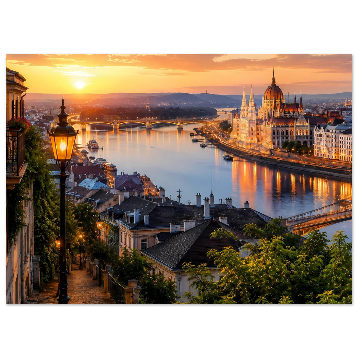 Horizontales Poster mit Sonnenuntergang, Flusslandschaft, Brücke und beleuchteter Altstadt
