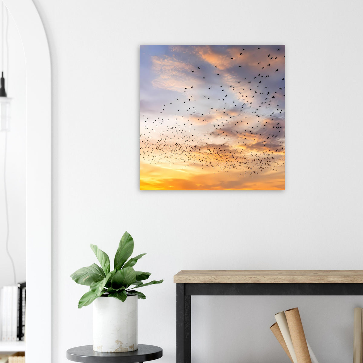 Quadratisches Wandposter mit Abendhimmel, warmen Goldtönen und Vogelschwärmen
