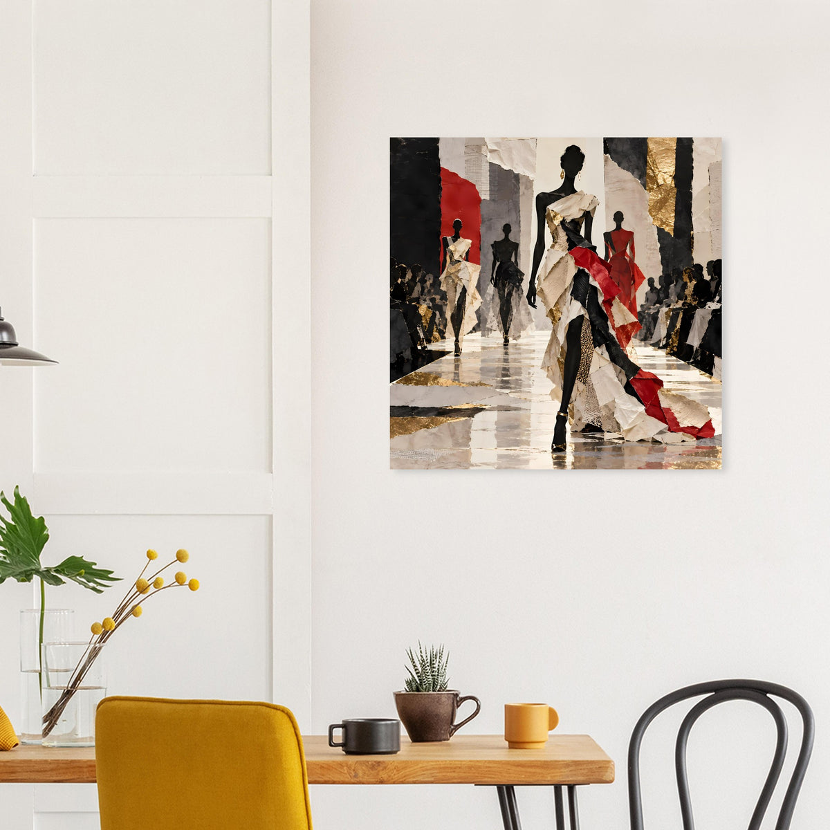 Gerahmtes Mode-Runway-Kunstposter in Schwarz, Weiß, Rot und Gold mit Silhouetten