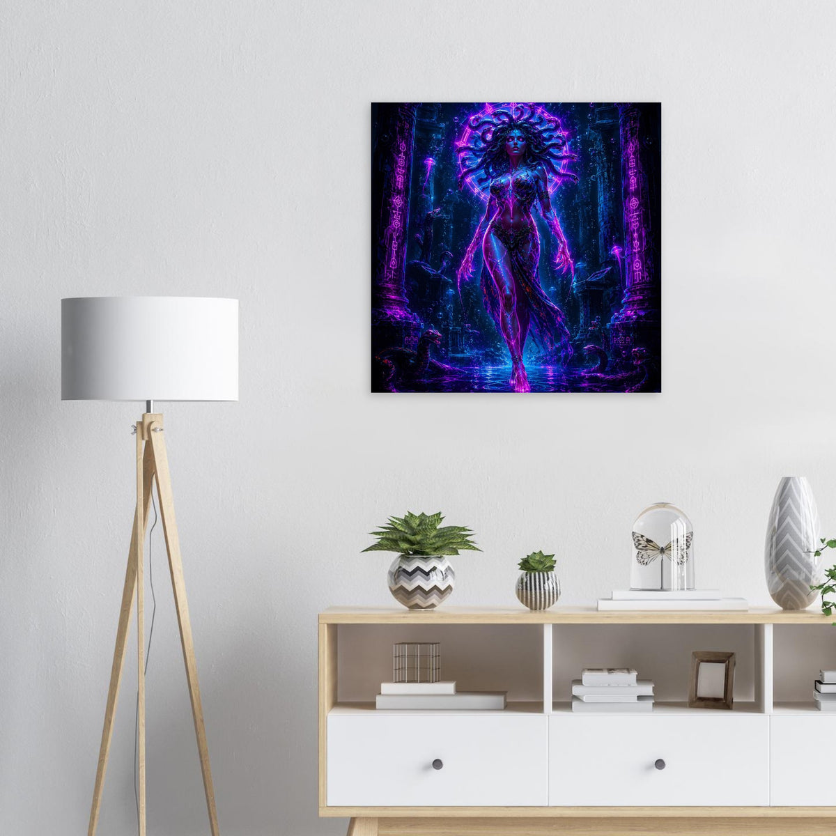 Neon-Medusa-Wandposter im versunkenen Tempel, kräftige violett-blaue Leuchteffekte