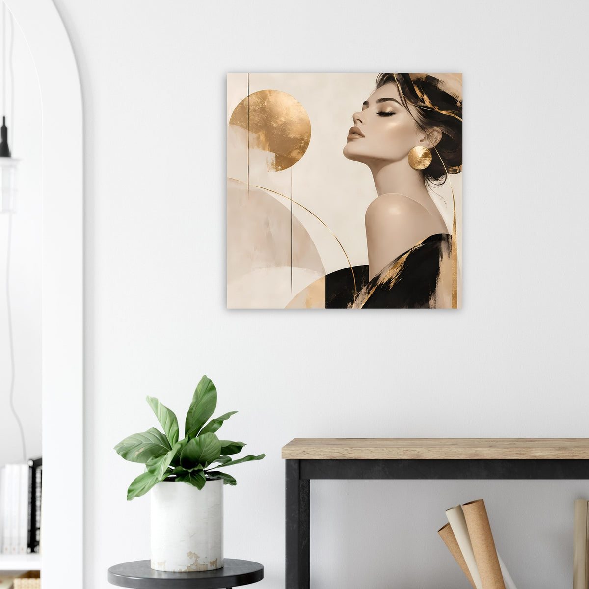 Wandposter mit beigem Motiv: Frau im Profil mit goldenen Akzenten