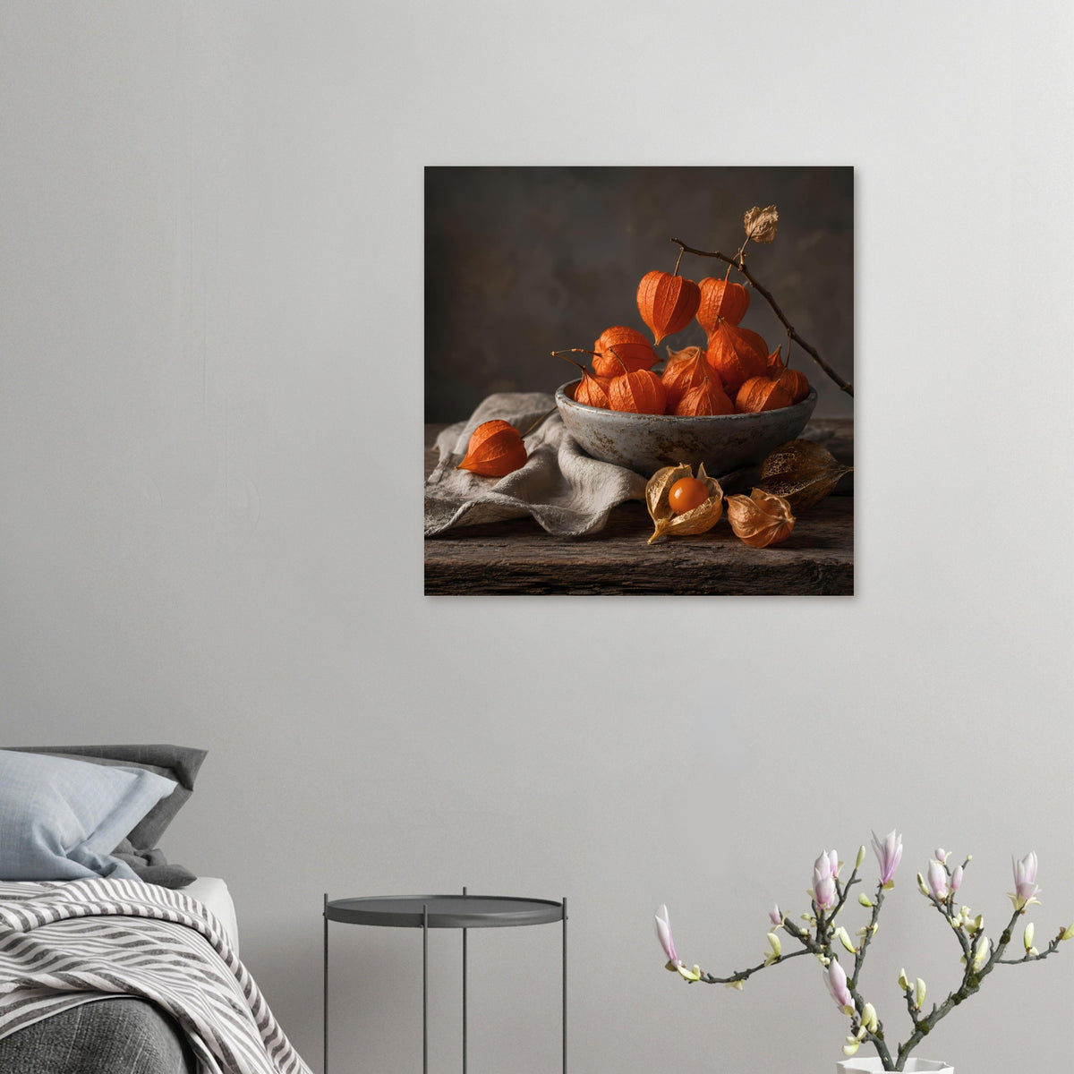 Kleines Herbst-Poster: graue Schale mit orangefarbenen Lampionfrüchten, Zweig und Tuch