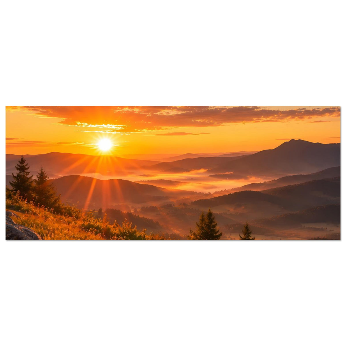 Landschaftsposter im Querformat: Sonne am Horizont über Bergnebel und Tannen