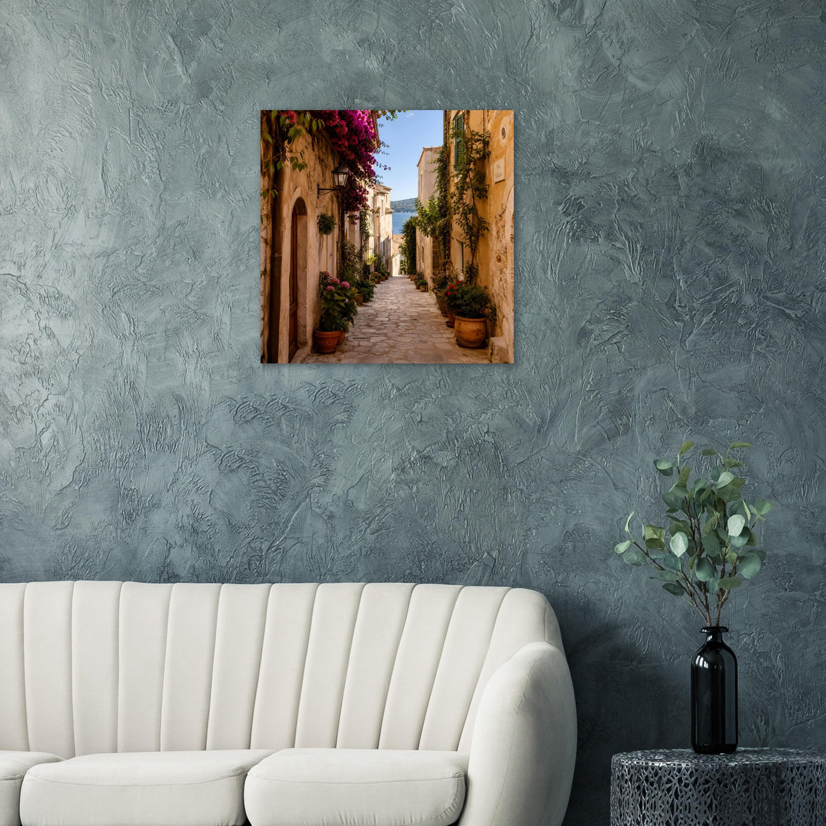Quadratisches Wandposter mit mediterraner Gasse, bepflanzten Seitenwänden und Blüten