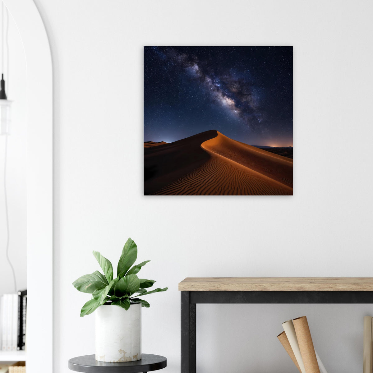 Quadratisches Poster: Sanddünen im warmen Licht unter der Milchstraße bei Nacht