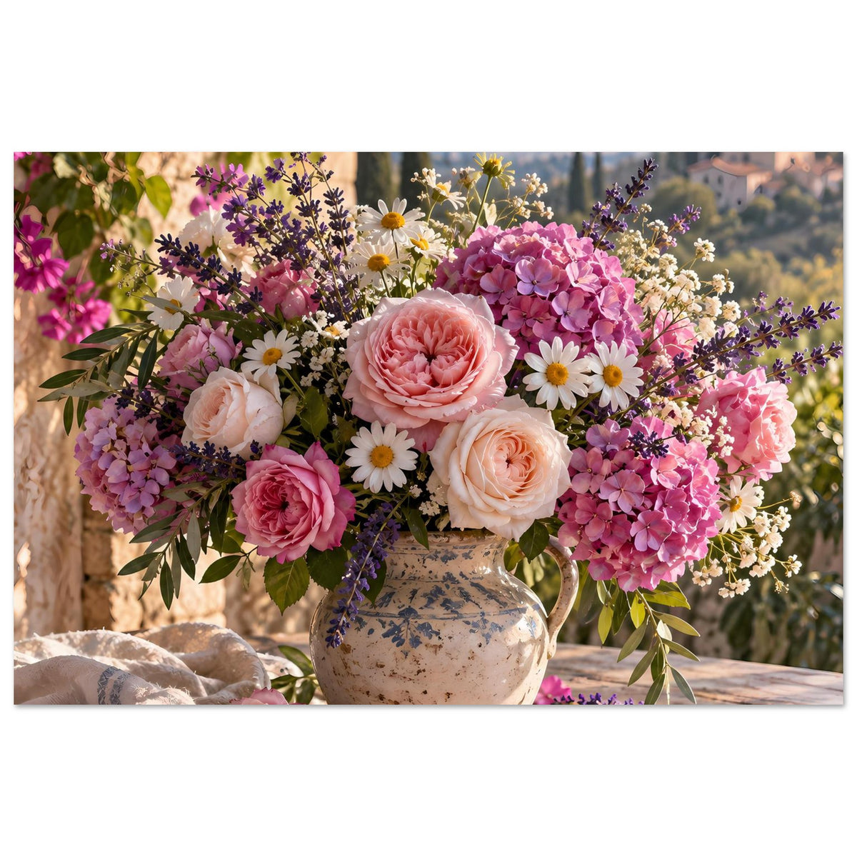 Blumenposter im Querformat: rosa Blüten und Gänseblümchen in Keramikvase auf Holztisch