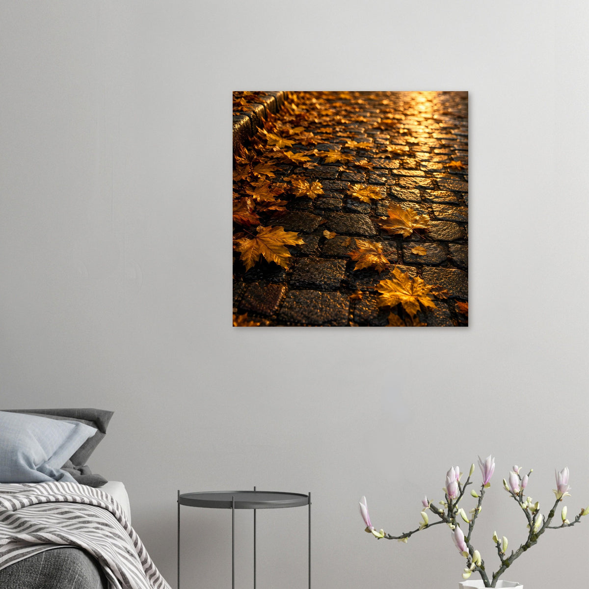 Kleines quadratisches Poster mit Herbstblättern auf dunkler Steinmauer, goldenes Licht