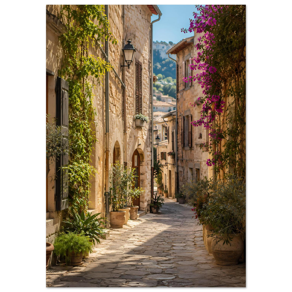 Kunstposter im Hochformat: ruhige Gasse mit Steinfassaden, grünen Pflanzen und lila Blüten