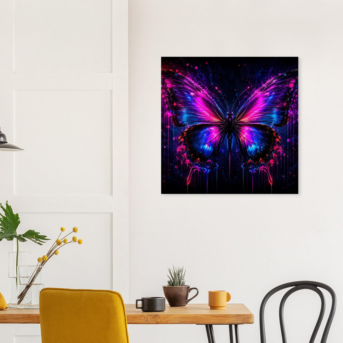 Schwarz gerahmtes quadratisches Poster mit Neon-Schmetterling, violett-blauer Lichtoptik.