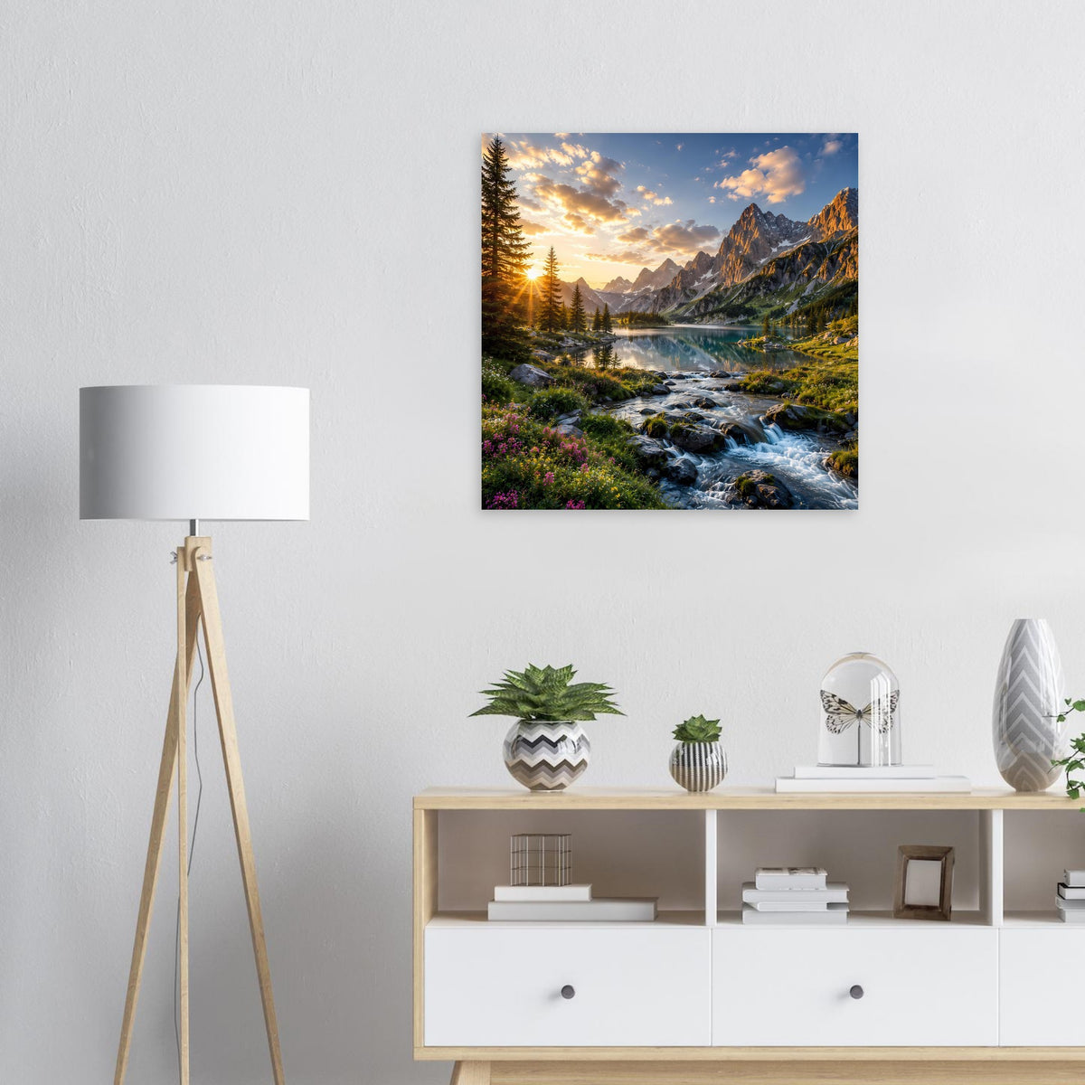 Quadratisches Poster mit Berglandschaft, Bach und Sonnenaufgang über Nadelbäumen.