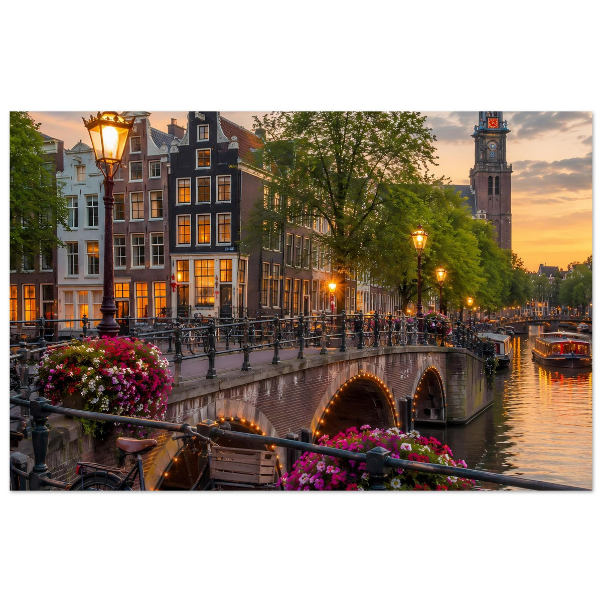 Poster: Amsterdamer Kanalszene bei Abendlicht mit beleuchteten Häusern, Brücke & Turm