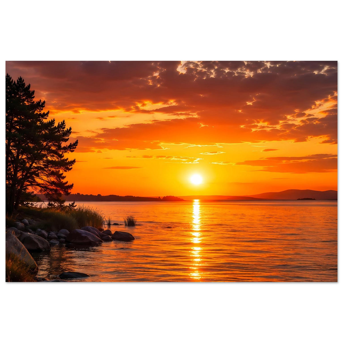 Wandposter: Sonnenuntergang über See mit leuchtender Sonne, reflektierender Lichtbahn und Felsen