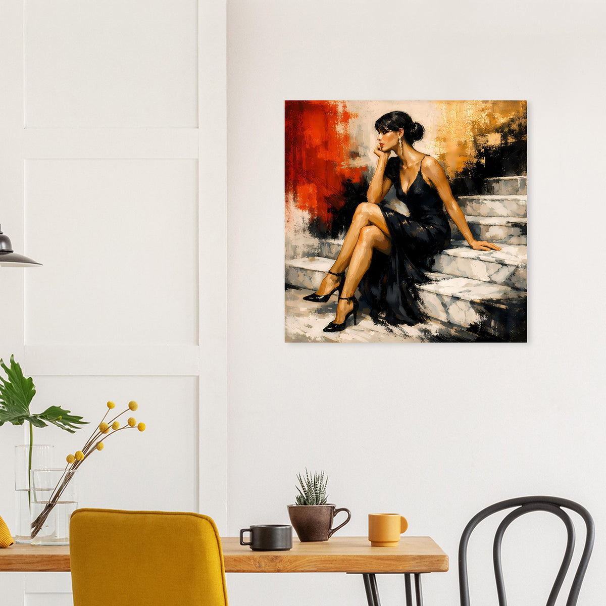 Quadratischer Kunstdruck mit Frau im schwarzen Abendkleid, Blick zur Seite, rot-beiger Hintergrund