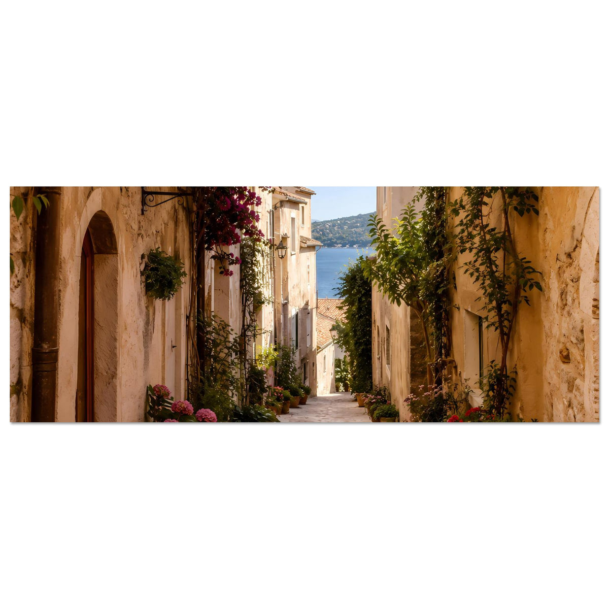 Horizontales Poster: mediterrane Gasse mit lila Blüten, grünen Pflanzen in Töpfen