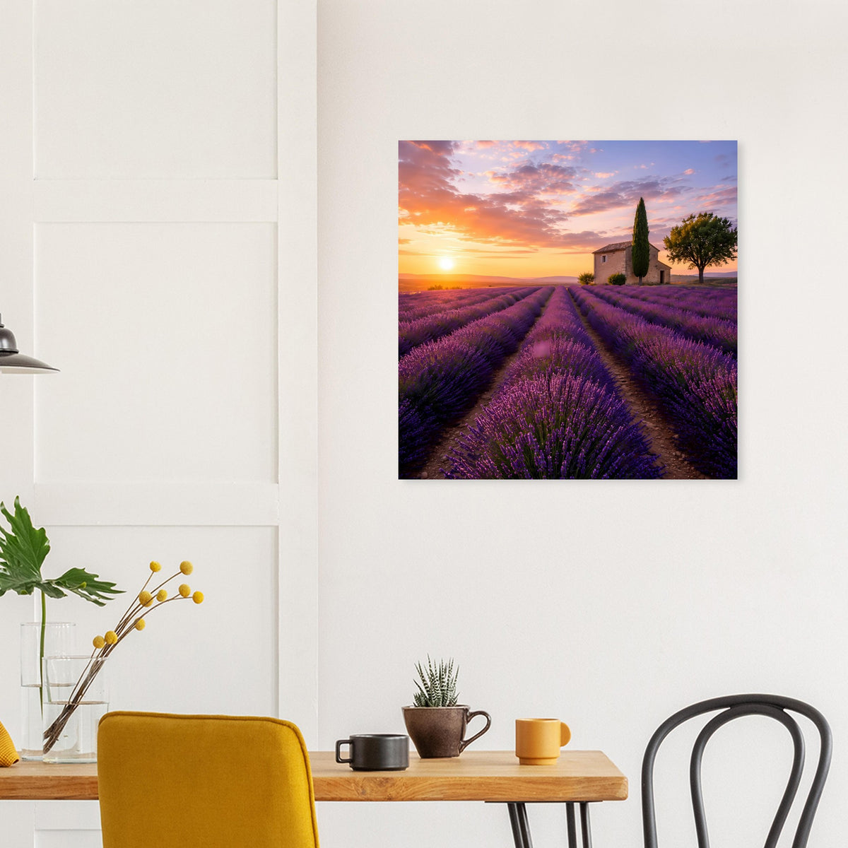 Quadratisches Poster mit lila Lavendelstreifen und Sonnenuntergang über dem Weg