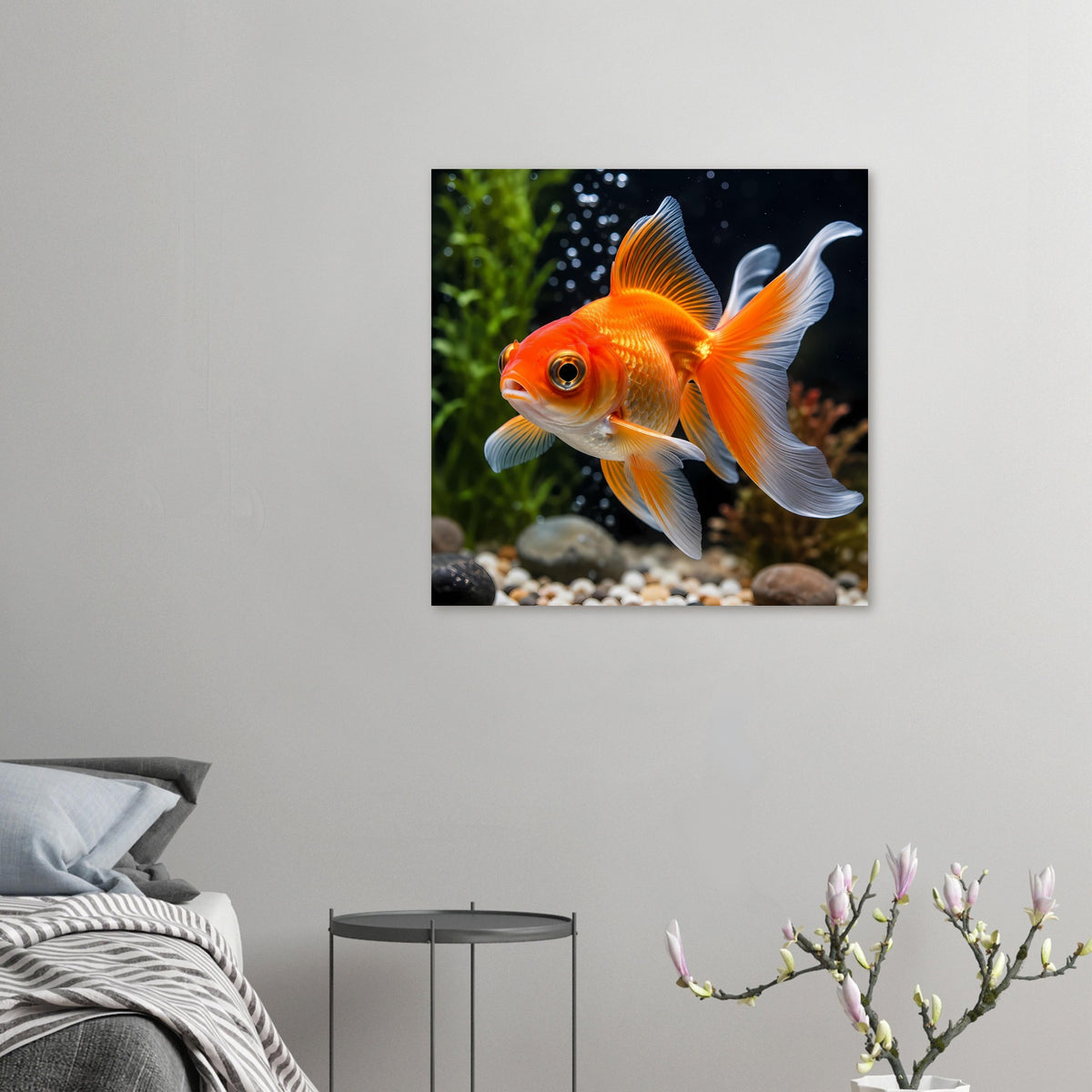 Kleines Goldfisch-Poster auf mattem Papier an der Wand, orangefarbener Fisch mit weißen Flossen