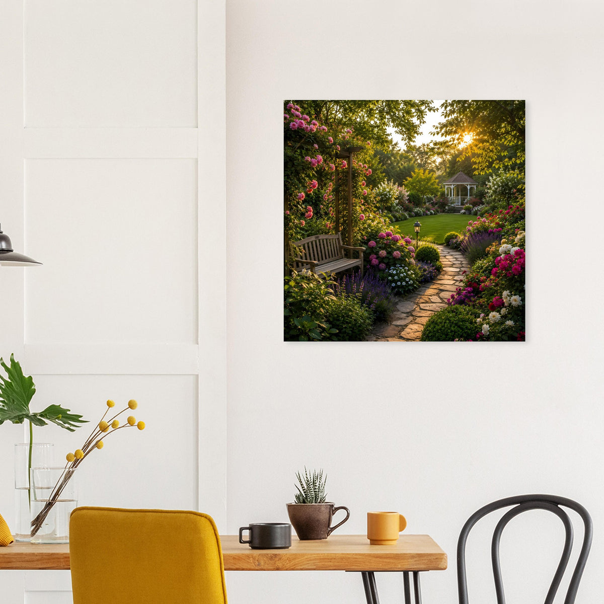 Quadratisches Poster mit blühendem Gartenpfad und Sträuchern, Sonnenstrahlen, schwarze Umrandung