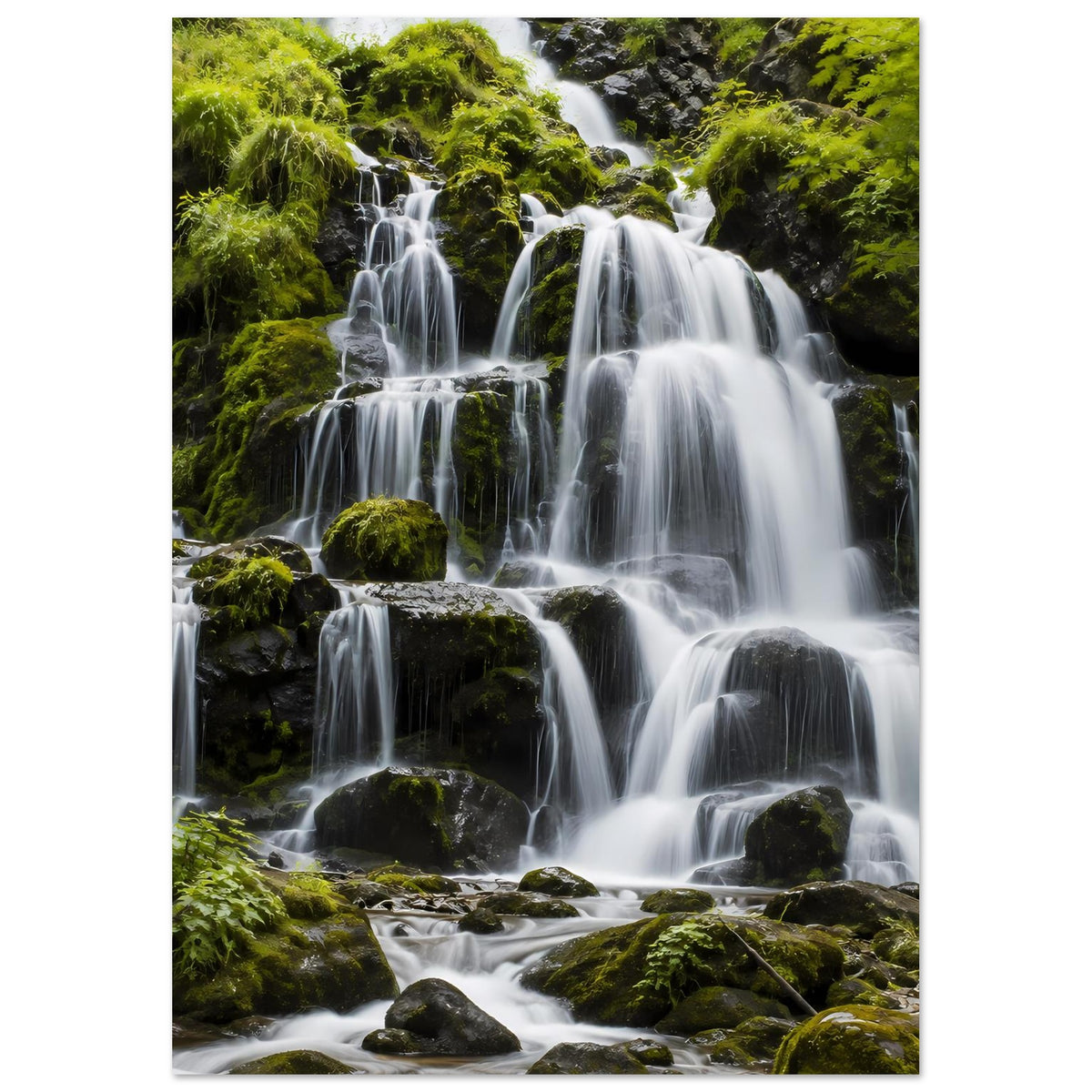 Wasserfall-Poster im Hochformat mit mehreren Kaskaden und moosbewachsenen Felsbrocken