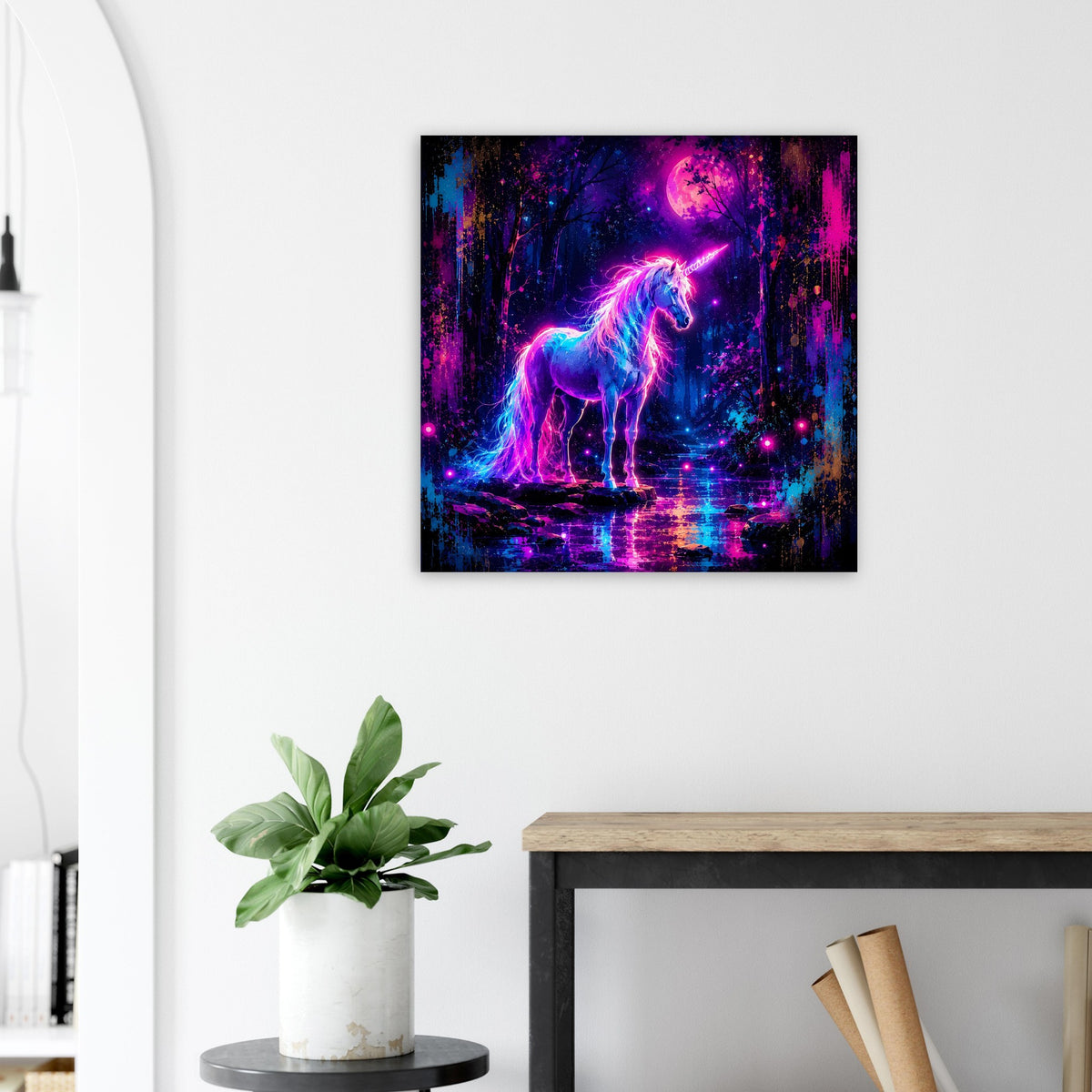 Quadratisches Poster mit leuchtendem Neon-Einhorn zwischen Sternen im violetten Wald