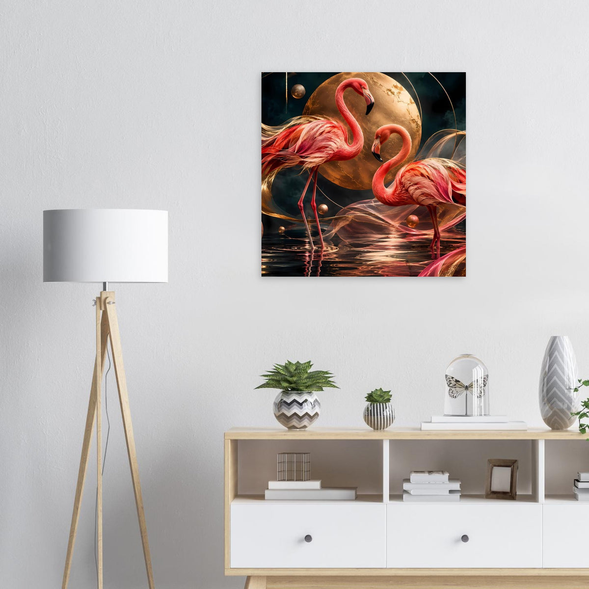 Quadratisches Kunstposter mit zwei Flamingos, goldener Mondkugel und Wasserreflexionen
