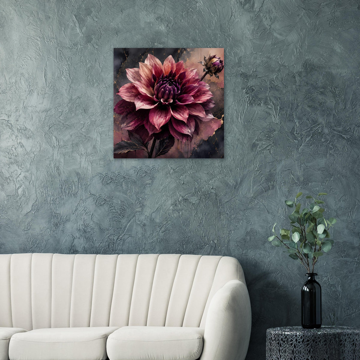 Quadratisches Blumenposter mit lila Dahlie, dunklem Hintergrund, mittig an der Wand im Rahmen