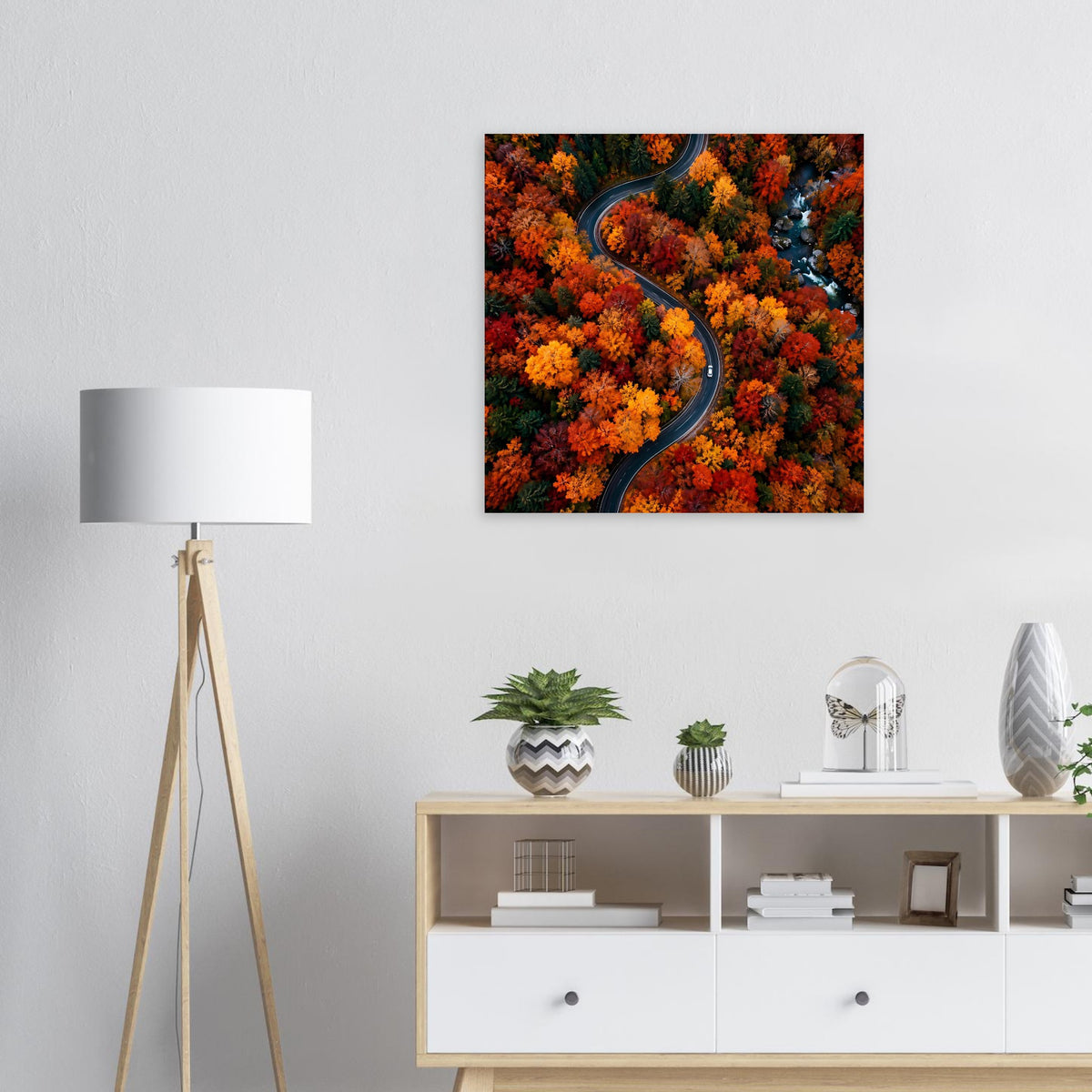 Quadratisches Premium-Poster mit gewundenem Weg im Herbstwald, leuchtende Farben