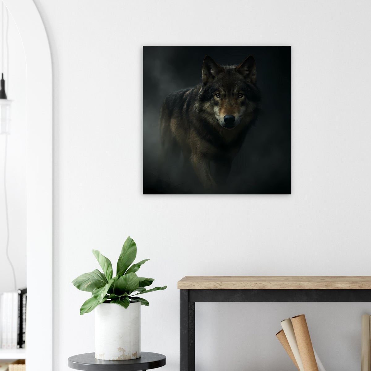 Quadratisches Poster: Wolf mit offenem Maul, Blick nach vorn vor dunklem Hintergrund