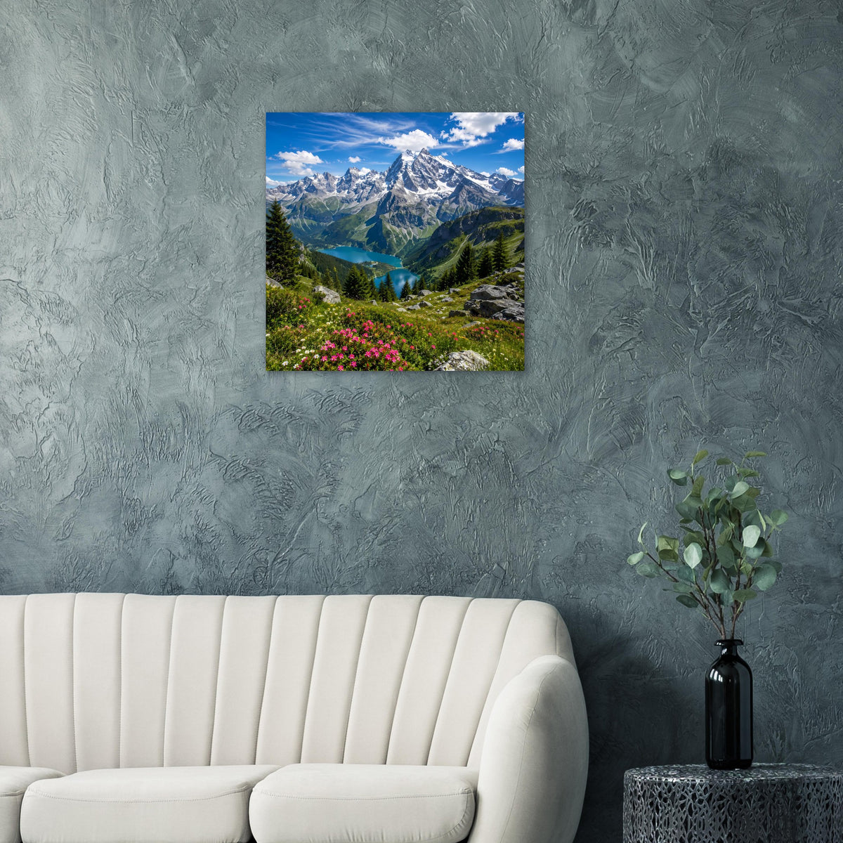 Alpenlandschafts-Poster mit Alpen-Panorama, blauem See und blühender Wiese