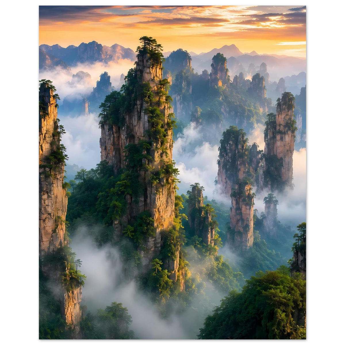 Vertikales Poster mit Sonnenaufgang, felsigen Bergsäulen und dichtem Nebel über dem Wald