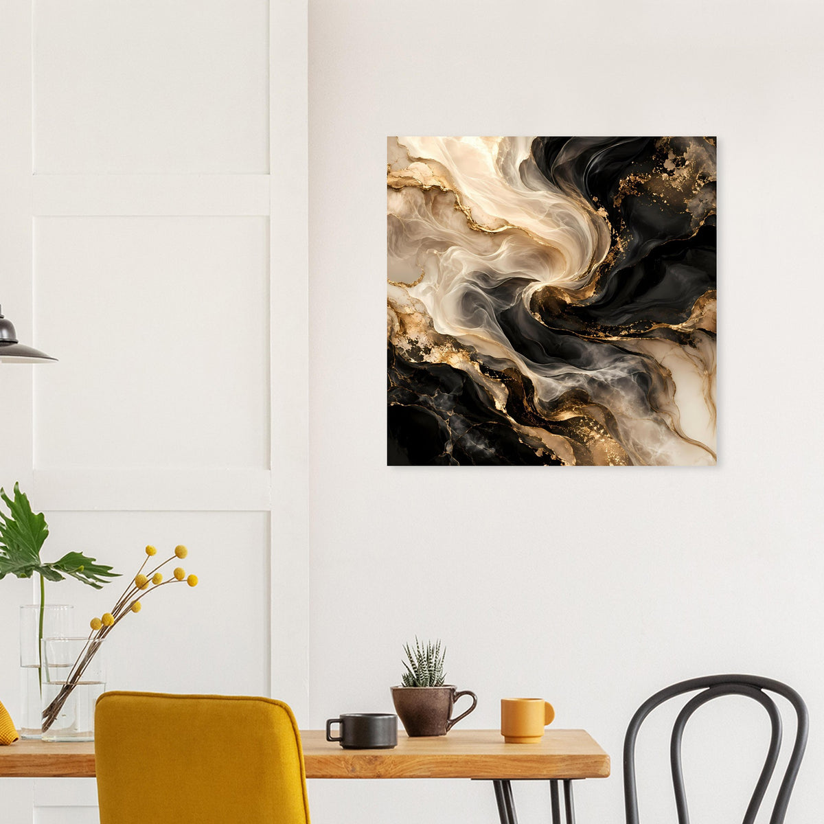 Abstraktes Wandbild mit schwarzen Wirbeln, goldenen Einsprengseln und Cremeverlauf