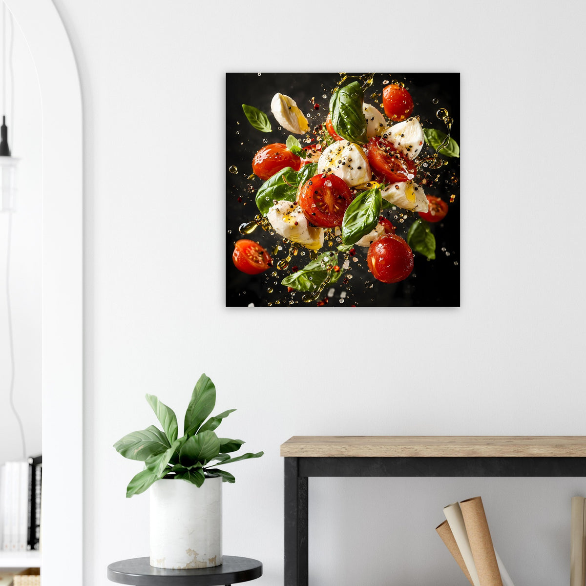 Gerahmtes Poster mit Caprese-Salat, rote Cocktailtomaten und Mozzarella auf dunklem Motiv