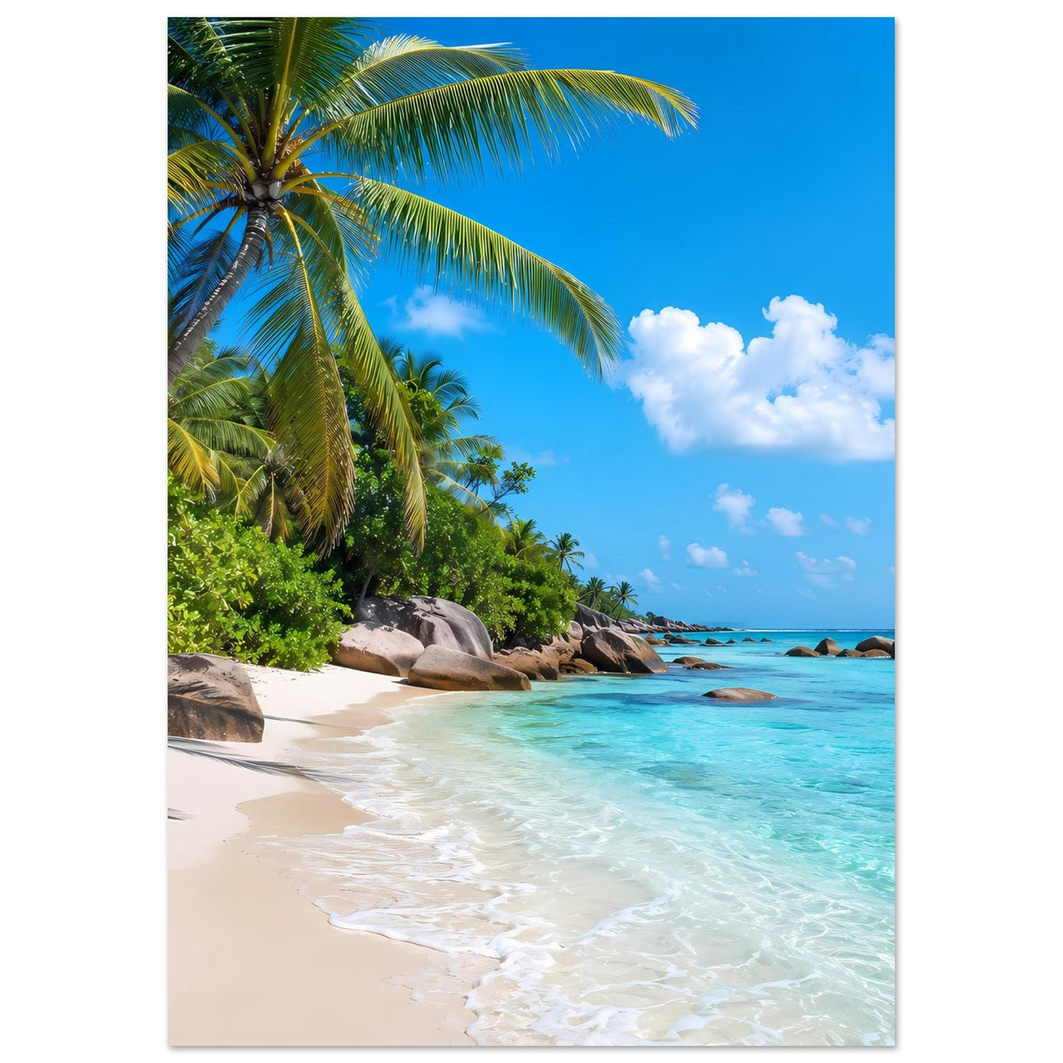 Tropisches Strandposter: Palmen links, türkisblaues Wasser, helles Ufer und Wolken.