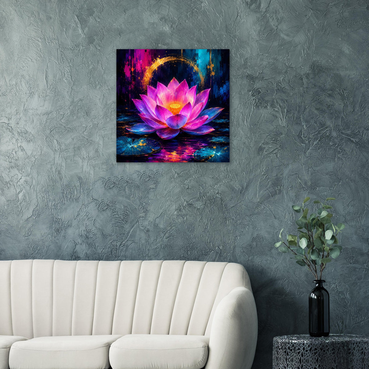 Quadratisches Blumenposter: leuchtende Lotusblüte in Rosa und Violett mit goldener Lichthülle