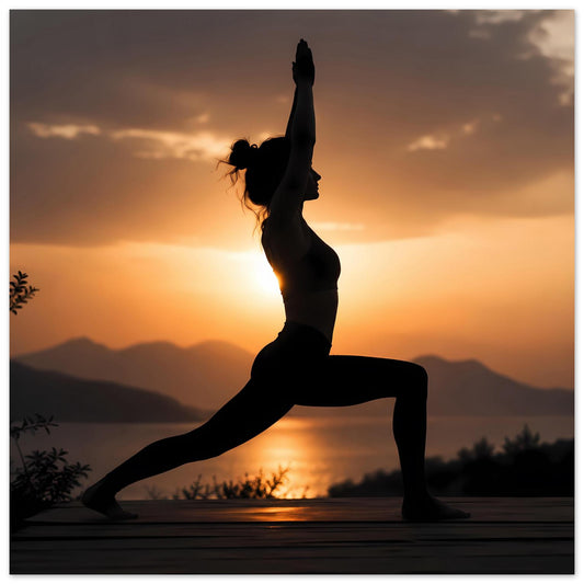 Yoga-Poster mit Silhouette einer Frau im Ausfallschritt im Hochformat, ganze Figur