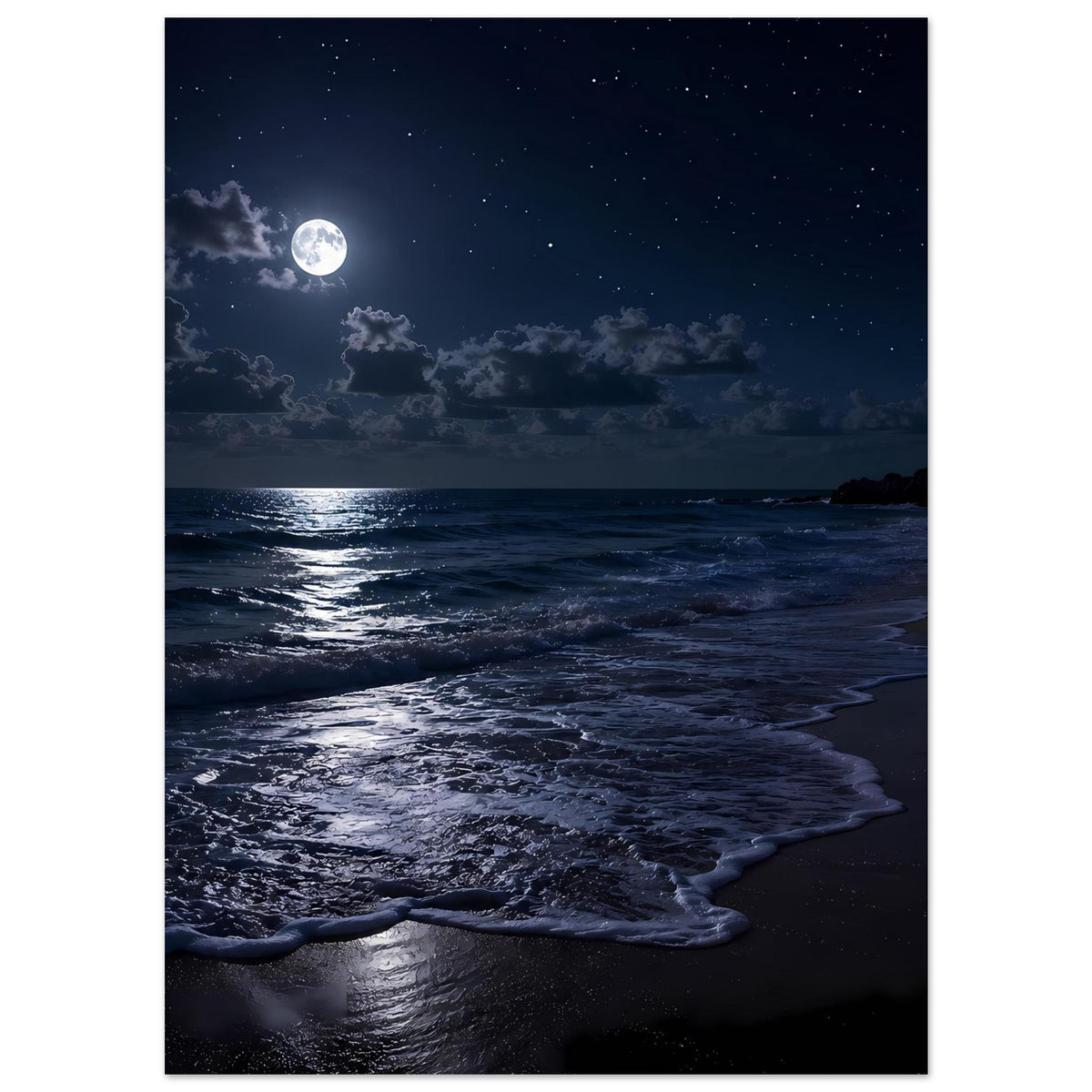 Strandposter im Hochformat: Mond und Sterne über der Küste, Brandungswellen mit Schaum.