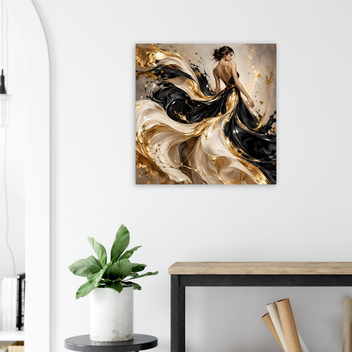 Kunstposter im Rahmen mit goldenen und schwarzen Wirbeln sowie Elfenbeinakzenten