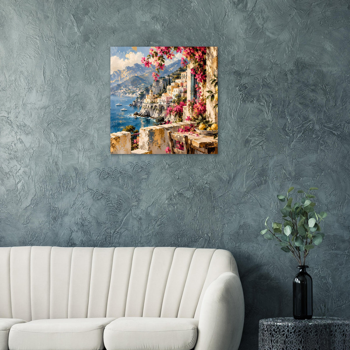 Wandposter mit Meerblick und Bergdorf; bunte Blüten über der Uferpromenade