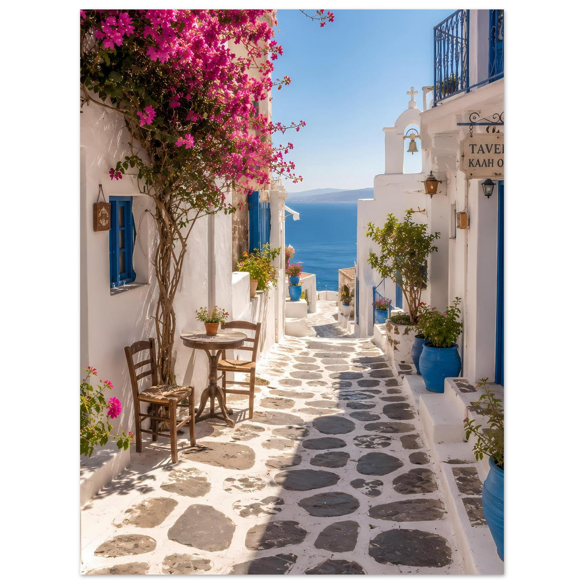 Poster mit sonniger Gasse, weißen Wänden, blauen Türen, pinken Bougainvillea und Kopfsteinpflaster
