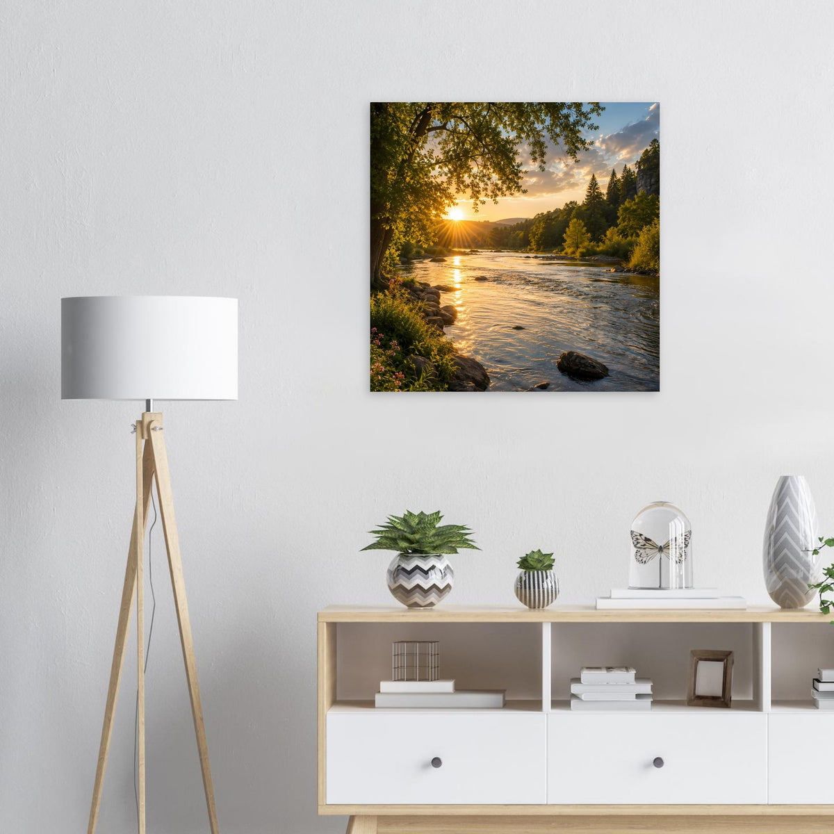 Quadratisches Naturposter mit Flusslandschaft, tief stehender Sonne und goldenen Spiegelungen
