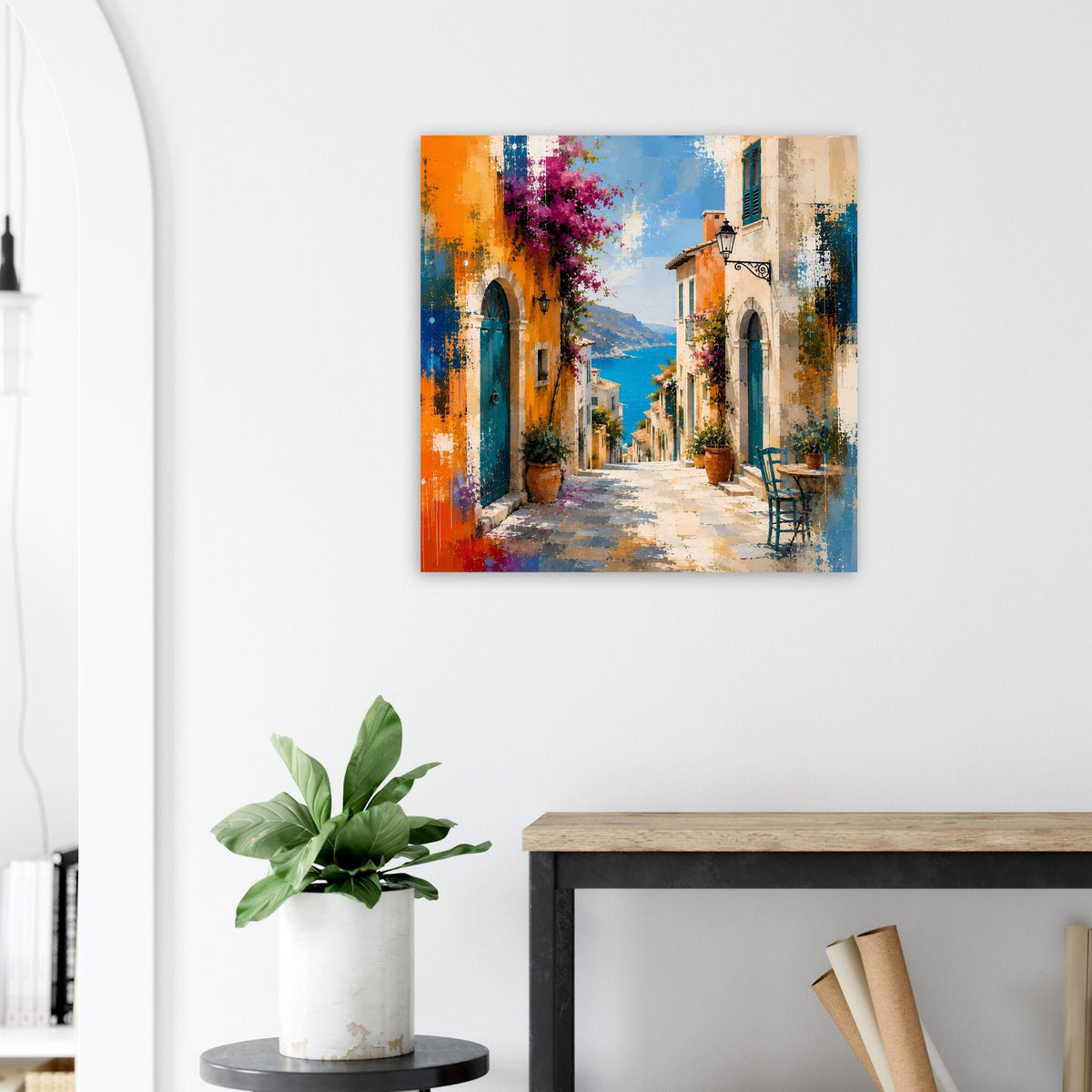 Mediterranes Straßen-Poster: Gasse zwischen Häusern mit Arkaden, Bank und bunten Farbakzenten