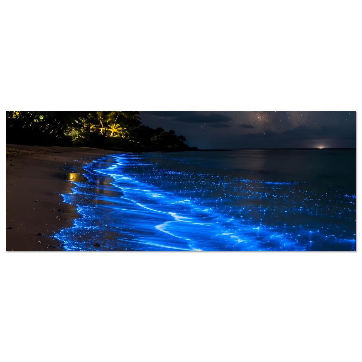 Leuchtendes Meer-Poster im Querformat: blau leuchtende Wellen am Strand, Sternenhimmel
