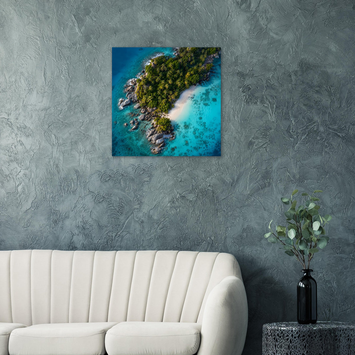 Poster auf grauer Wand: tropische Insel von oben, türkisblaues Wasser und Vegetation